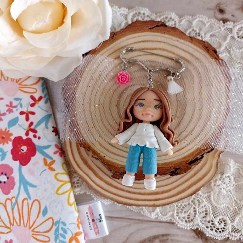 Pregadeira Biscuit - Menina Camisola Branca